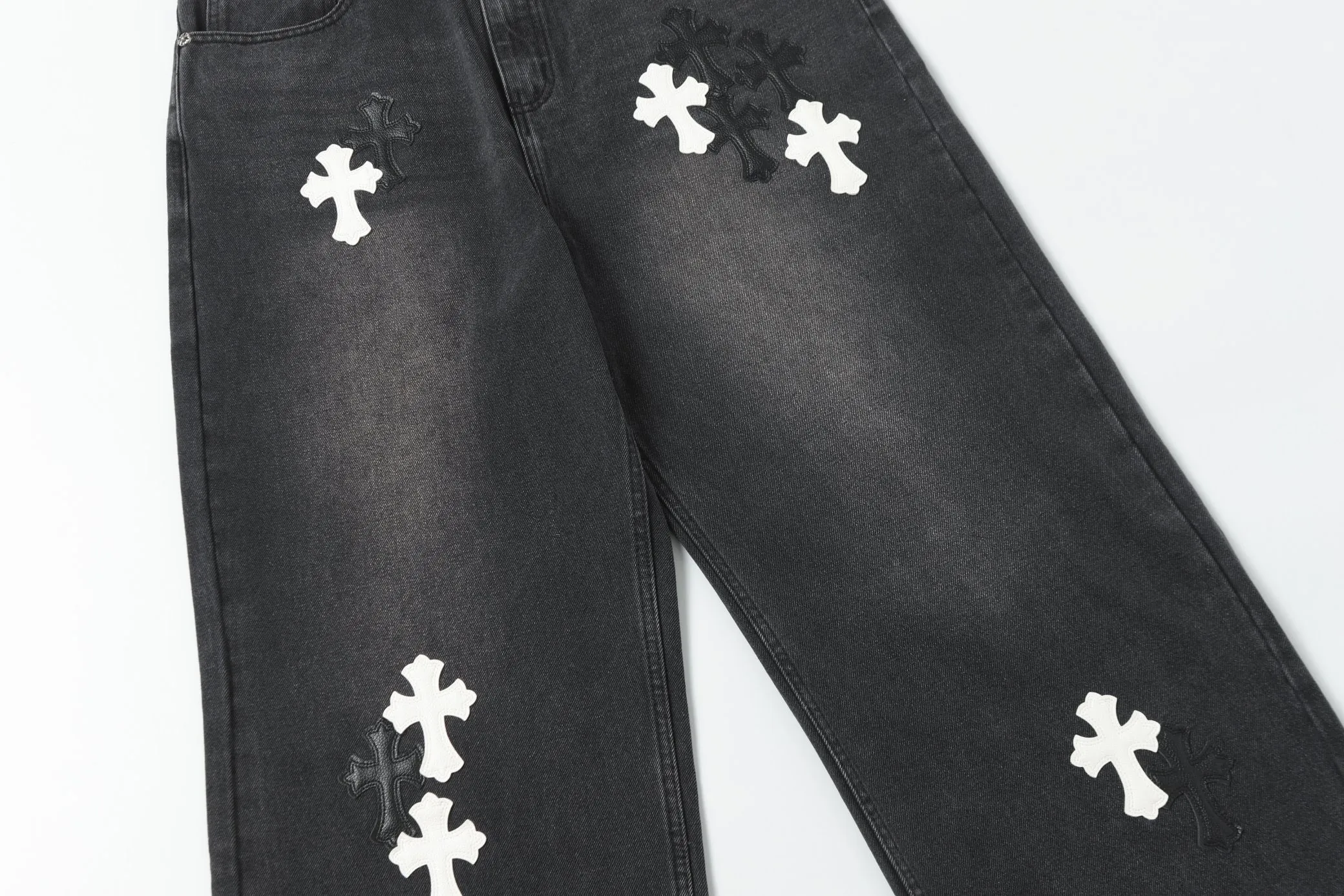 KE305 P270 The only correct leather label version on the market Chrome Hearts CH Heavy-duty washed distressed wide-leg jeans Top ceiling quality 100% correct version The correct version is here!  Believe me this must be the best quality you will ever come across! ! Excellent value for money! !  Styles with different washes and textures are very friendly to people with thin legs and thick legs. The straight version is very flattering to the shape of the legs. The moderate length is timeless and easy to match. It is the basis of various styles and a must-have in the wardrobe! ! Add a little stacking to make the atmosphere easy to control. The fabric is stiff but the upper body is soft without losing texture. The sides and cuffs of some styles have a bone-wash effect. It’s really hard not to love it!  ✅Correctly customize the Croxin metal leather label on the back panel. It is definitely not sold directly with the cross on the finished jeans. 1:1 copying strives for excellence and the details are perfectly grasped. ✅The cross leather label is clear and smooth. Exquisite turning top craftsmanship. ✅Buttons, zippers and hardware are all customized versions of the Croxin LOGO. ✅High-cost washing process. Size: 28 30 32 34 36